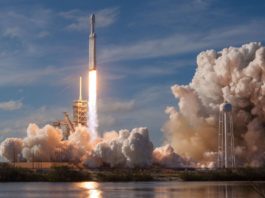 SpaceX запустила первые 60 спутников для раздачи глобального интернета