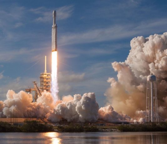 SpaceX запустила первые 60 спутников для раздачи глобального интернета