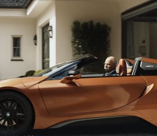 BMW оригинально поздравили главу Mercedes с выходом на пенсию