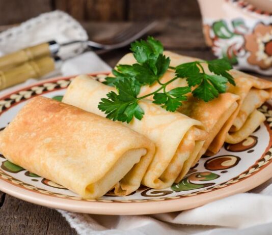 Тонкие блины, фаршированные гречкой и грибами