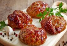 Котлеты из говядины с ананасом, запечённые в духовке