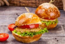 Бургеры с куриной котлетой и моцареллой