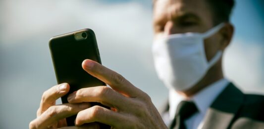 На деньгах и смартфонах коронавирус живёт гораздо дольше, чем считалось ранее